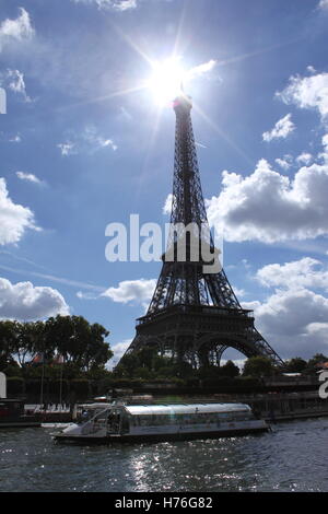 Paris, Eiffelturm, seine mit Bateaux mouche Stockfoto