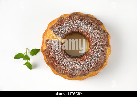 frisch gebackene Marmor Gugelhupf auf weißem Hintergrund Stockfoto