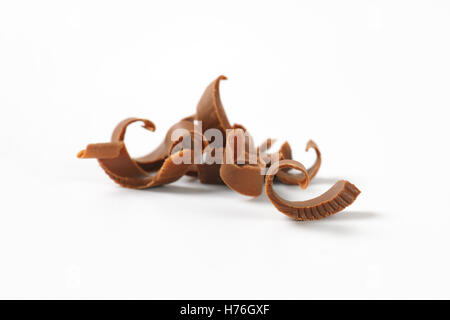 Handvoll Schokoraspeln auf weißem Hintergrund Stockfoto