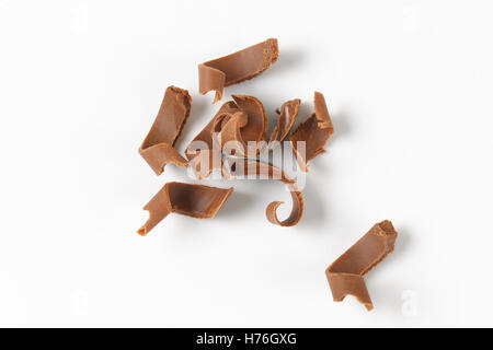 Handvoll Schokoraspeln auf weißem Hintergrund Stockfoto