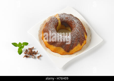 auf weißen quadratischen Platte Marmor Gugelhupf Stockfoto