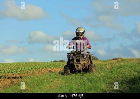 Quadfahren auf Englisch Ackerland, UK Stockfoto