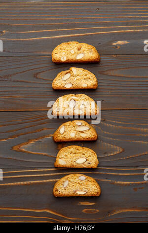 Italienische Cantuccini Cookie mit Mandel Füllung auf hölzernen Hintergrund Stockfoto