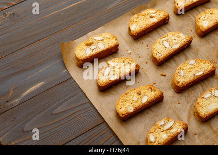 Italienische Cantuccini Cookie mit Mandel Füllung auf hölzernen Hintergrund Stockfoto