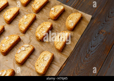 Italienische Cantuccini Cookie mit Mandel Füllung auf hölzernen Hintergrund Stockfoto