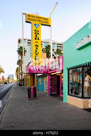 Pfandhaus und andere Läden in der Abenddämmerung in Downtown Las Vegas, Nevada Stockfoto