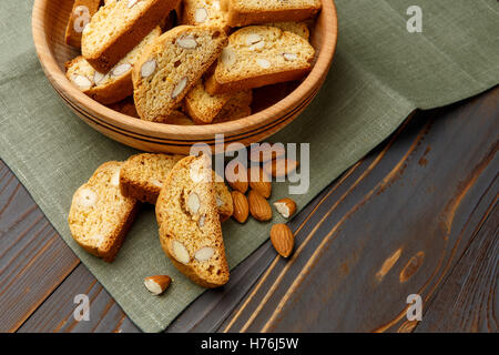 Italienische Cantuccini Cookie mit Mandel Füllung auf hölzernen Hintergrund Stockfoto