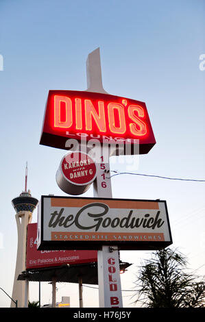 Zeichen vor der Dino's Restaurant und Lounge in Downtown Las Vegas, Nevada Stockfoto