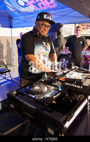 DJ spielt Musik außerhalb in der Innenstadt von Las Vegas, Nevada Stockfoto
