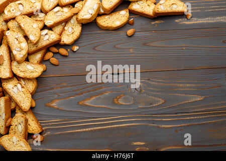 Italienische Cantuccini Cookie mit Mandel Füllung auf hölzernen Hintergrund Stockfoto