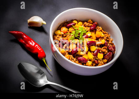 Chili Con Carne auf schwarz, Top Sicht Stockfoto