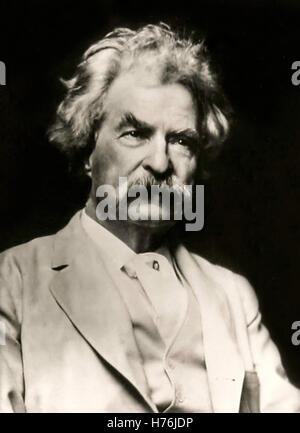 Mark Twain (1835-1910) Schrank Karte von 1907 von einer Fotografie von A.F. Bradley zum Verkauf zu Spenden für die Überlebenden von der San-Francisco-Erdbeben von 1906. Stockfoto