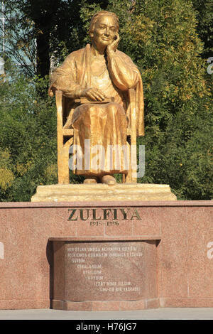 Statue des usbekischen Schriftstellers Zulfiya Isroilova, Taschkent, Usbekistan. Stockfoto