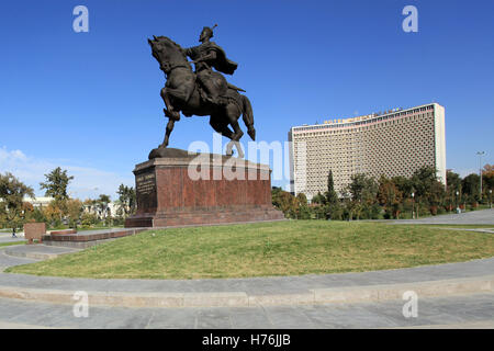 Statue von Timur und Hotel Usbekistan Amir Timur Square, Taschkent, Usbekistan. Stockfoto