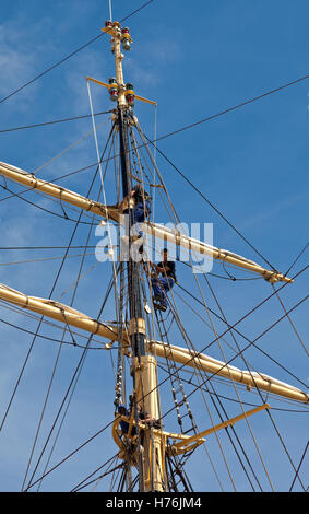 Neue junge kadetten in die Takelage des Schulschiff Danmark im Hafen von Kopenhagen vor dem Training Kreuzfahrt. Stockfoto