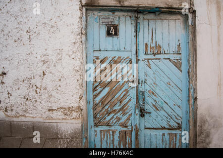 schöne Hintergründe und Texturen grün-blaue Tür am Bürgersteig, Altstadt. Stockfoto