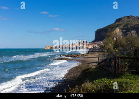 leeren Strand von Cefalù führt von der Altstadt entfernt in einem sonnigen Frühlingstag, Sizilien Stockfoto