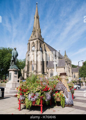 Pfarrkirche und Robert Peel Statue begraben Stockfoto