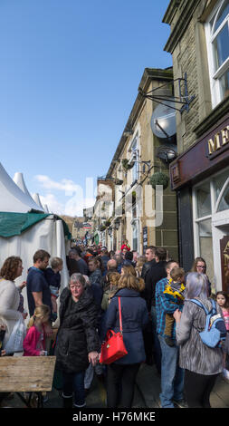 Große Menschenmenge beim Festival in Ramsbottom, Lancashire Stockfoto