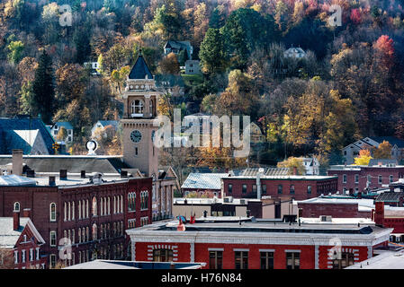 Herbstliche Aussicht auf die Innenstadt Montpelier. Vermont, USA. Stockfoto