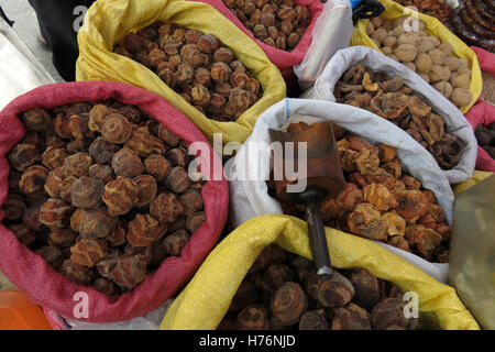 Getrocknete Früchte Tee am Bauernmarkt in Sucre, Bolivien, Südamerika zu Stockfoto