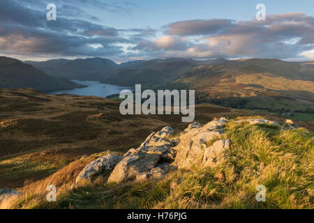 Blick Richtung Ullswater aus Gowbarrow fiel im dramatischen Herbst Morgenlicht, englischen Lake District National Park, Cumbria, Stockfoto