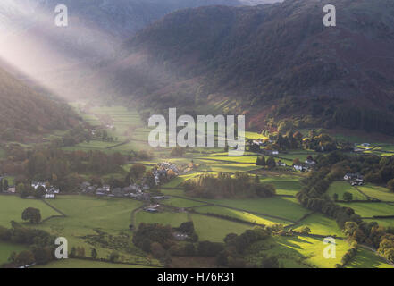 Explosion des Lichts über Rosthwaite und Stonethwaite in Borrowdale im englischen Lake District National Park, UK Stockfoto