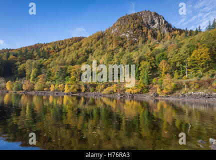 Herbstfärbung bei Raven Crag spiegelt sich in Thirlmere, Englisch Lake District National Park, Cumbria, England, UK Stockfoto