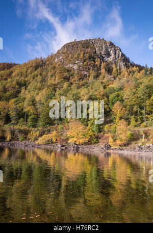 Herbstfärbung bei Raven Crag spiegelt sich in Thirlmere, Englisch Lake District National Park, Cumbria, England, UK Stockfoto