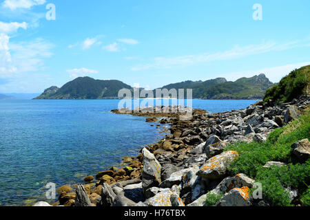 Zeigen Sie in der Perspektive der Insel San Martiño, eine kleine Insel der Inselgruppe Cies, von Faro Island (Galicien, Spanien an). Stockfoto