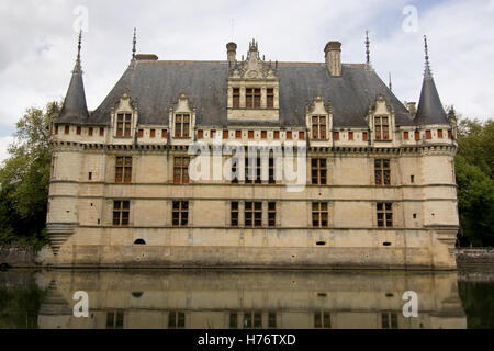 Azay-le-Rideau: Westfassade Frontal; Schloss Azay-le-Rideau, West Fassade teilweise im Wasser gespiegelt Stockfoto