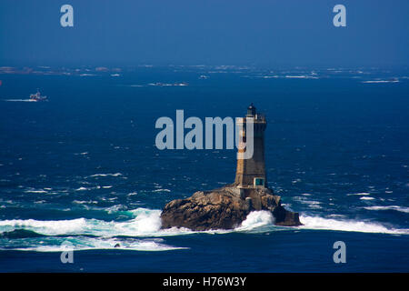 "La Vieille", Leuchtturm Vom Pointe du Raz, Blick auf - Vieille-Leuchtturm von Ointe-du-Raz, Ile-de-Sein im Hintergrund Stockfoto