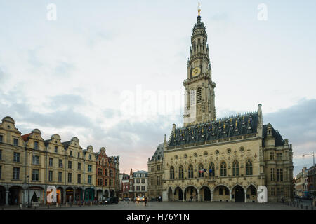 Main Square (Platz des Heros) und Hotel de Ville, Arras, Frankreich Stockfoto
