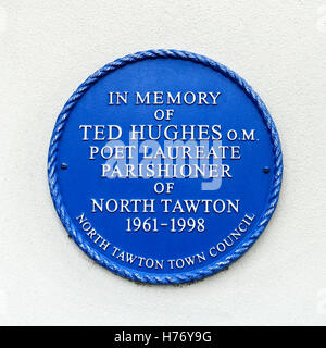 Blaue Plakette außerhalb der ehemaligen Heimat von Poet Laureate Ted Hughes in North Tawton, Devon, Großbritannien Stockfoto