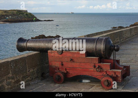 Eine alte Pistole an den Wänden von St. Malo, Bretagne, Frankreich Stockfoto