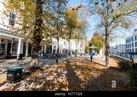 England, Tunbridge Wells. Die berühmten Dachpfannen im Herbst. Blick entlang von Bäumen gesäumten offene Bereich in Laub bedeckt, mit Musikpavillon im Hintergrund. Stockfoto