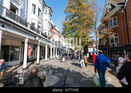 England, Tunbridge Wells. Blick entlang der berühmten Dachpfannen im Herbst. White fronted Läden und Geschäfte mit Menschen. Strahlender Sonnenschein. Stockfoto