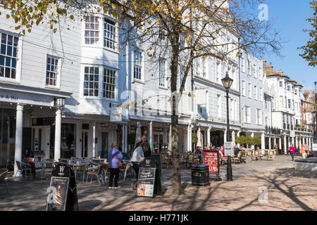 Die berühmten pfannenziegeln in Tunbridge Wells im Herbst. Die Leute draußen sitzen Cafés an open-air-Tabellen, Trinken und Plaudern in der Sonne. Stockfoto