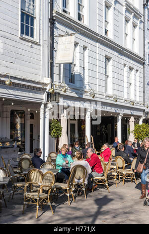 Die berühmten pfannenziegeln in Tunbridge Wells im Herbst. Die Leute draußen sitzen Cafés an open-air-Tabellen, Trinken und Plaudern in der Sonne. Stockfoto