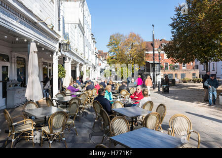 Die berühmten pfannenziegeln in Tunbridge Wells im Herbst. Die Leute draußen sitzen Cafés an open-air-Tabellen, Trinken und Plaudern in der Sonne. Stockfoto