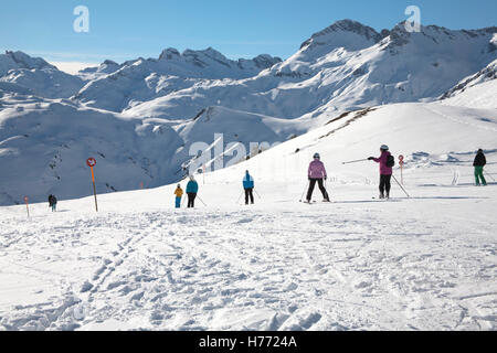 Skifahren auf den Pisten in The Arlberg Lech und St. Anton Arlberg Österreich Stockfoto