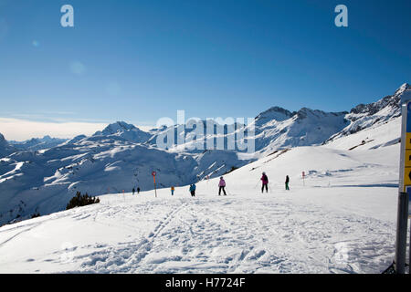 Skifahren auf den Pisten in The Arlberg Lech und St. Anton Arlberg Österreich Stockfoto