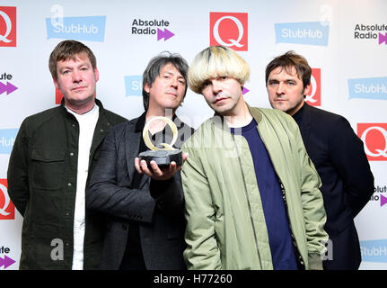 Die Scharlatane mit dem Award für klassisches Album für Geschichten erzählen, während die Stubhub Q Awards 2016, in Verbindung mit Absolute Radio im Roundhouse, London. Stockfoto