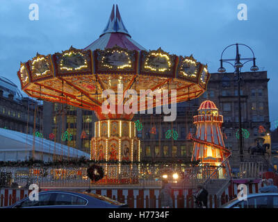 Glasgow liebt Weihnachtsfeier George Square Lichter Schlittschuhlaufen Party Dekorationen Glasgow Christmas Market Stockfoto