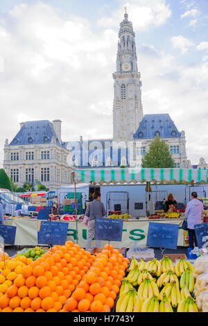 ARRAS, Frankreich - 15. September 2012: Marktplatz im Zentrum Stadt, mit Käufern und Verkäufern, in Arras, Frankreich Stockfoto