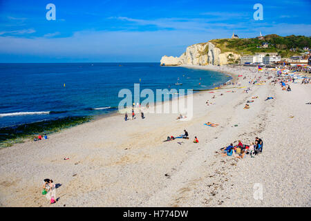 FECAMP, Frankreich - 16. September 2012: Strand-Szene mit Strand und Klippen, einheimische und Besucher, in Fecamp, Haute-Normandie, Frankreich Stockfoto