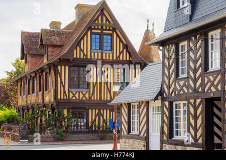 BEUVRON-EN-AUGE, Frankreich-18. September 2012: Fachwerkhäuser und Geschäfte in Beuvron-En-Auge, Normandie, Frankreich. Ich Stockfoto