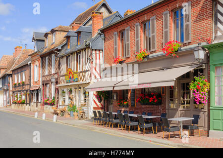 BEUVRON-EN-AUGE, Frankreich-18. September 2012: Fachwerkhäuser und Geschäfte in Beuvron-En-Auge, Normandie, Frankreich. Ich Stockfoto