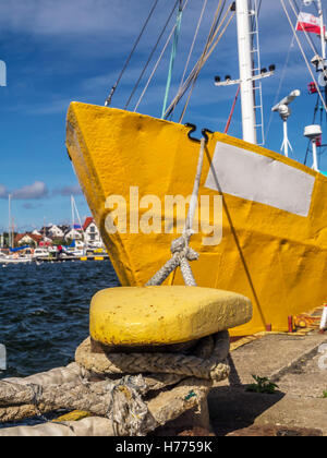 Gelben Kutter festgemacht, die bollar am Hafen Stockfoto