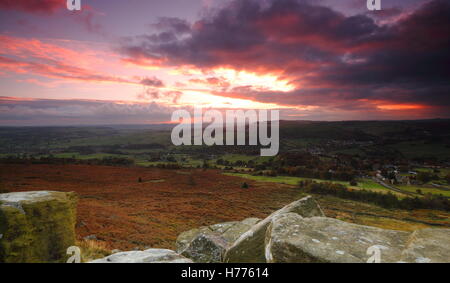 Sonnenuntergang über den Derwent Valley, Derbyshire gesehen von einem Gritstone Felsvorsprung Baslow hochkant, Peak District National Park UK-Oktober Stockfoto